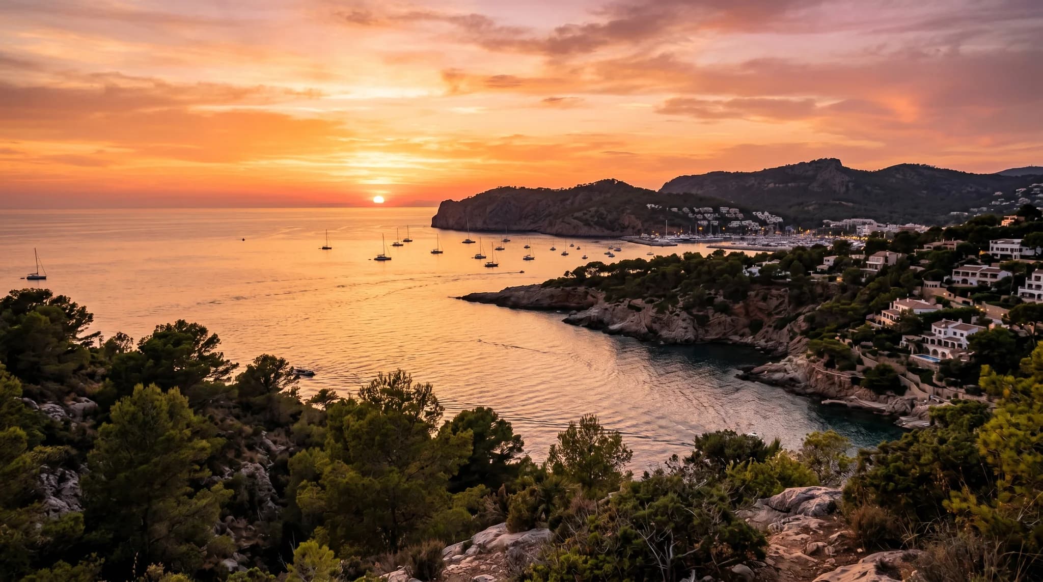 Sonnenuntergang über der Bucht von Portals